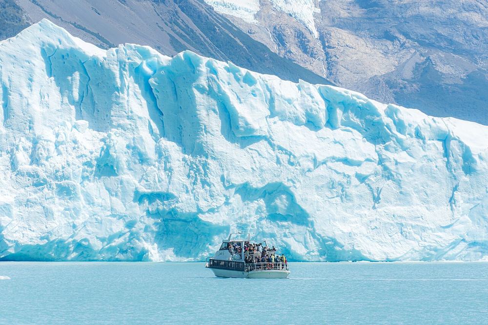 La barca sotto la parete del ghiacciaio