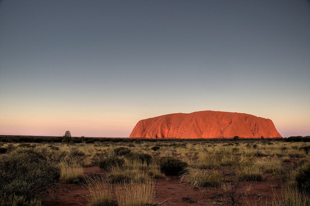 Uluru rossa al tramonto