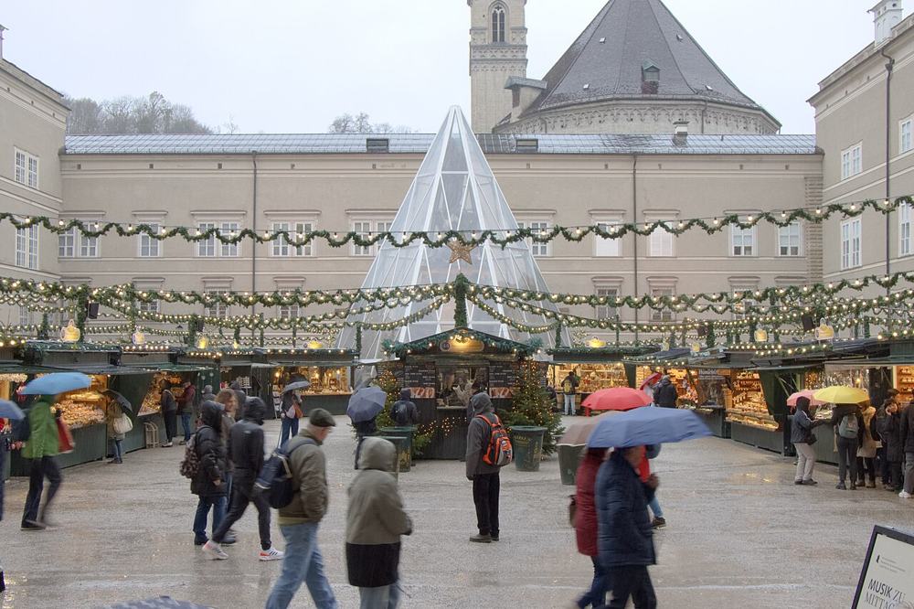 Il mercatino di Salisburgo sotto la pioggia, con gli ombrelli aperti