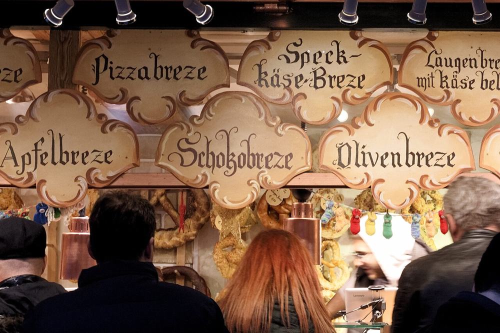 La fila al banco dei brezel del mercatino