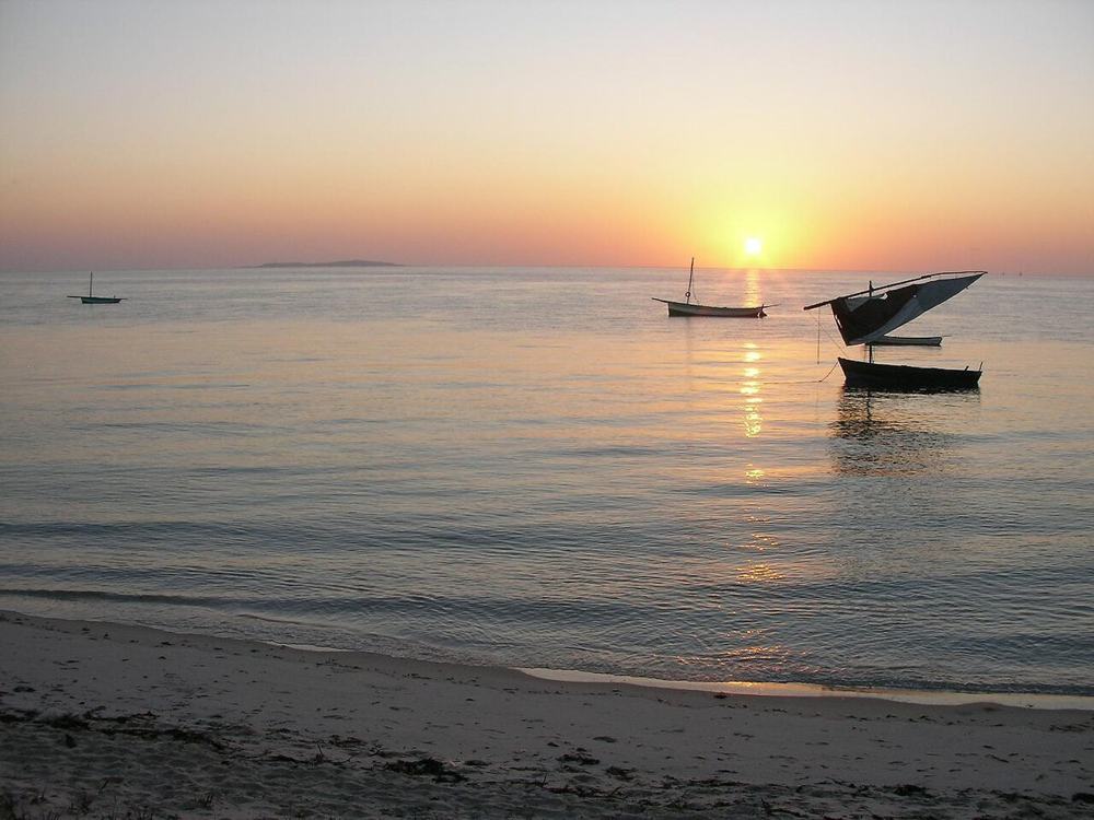 Il tramonto con i dhow sul mare