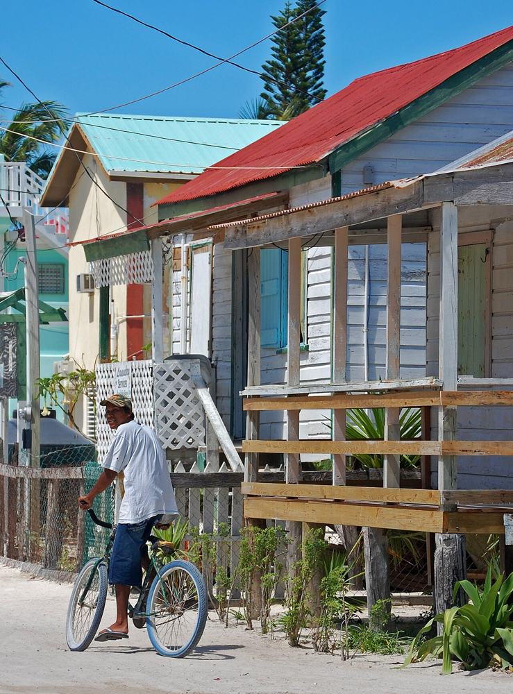 Una via di sabbia a Caye Caulker, in bicicletta