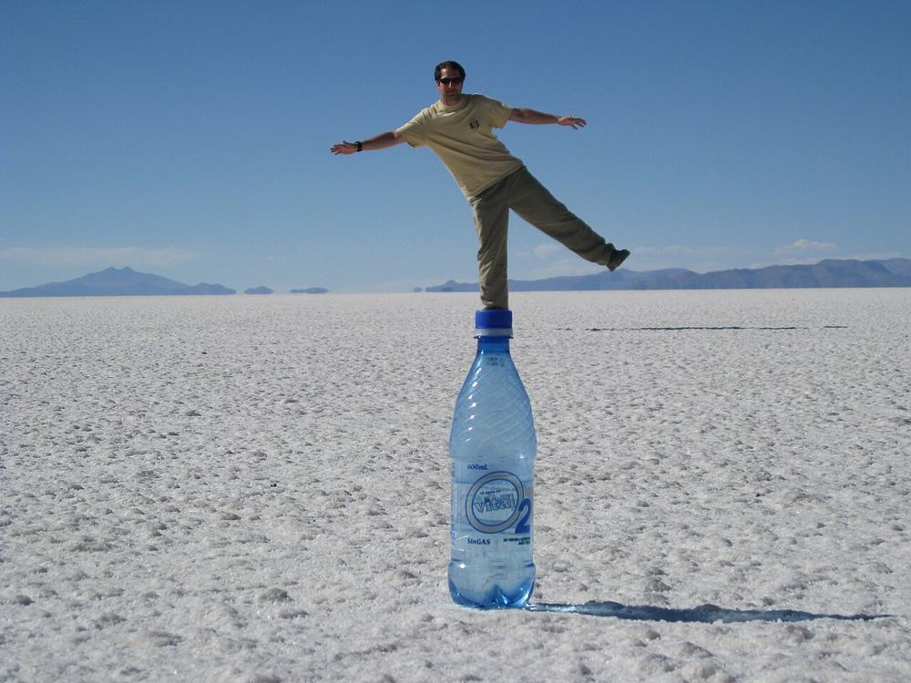La foto con la prospettiva sul Salar, in piedi sulla bottiglia