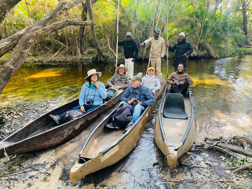 In mokoro nel delta dell’Okavango, con le guide in piedi dietro
