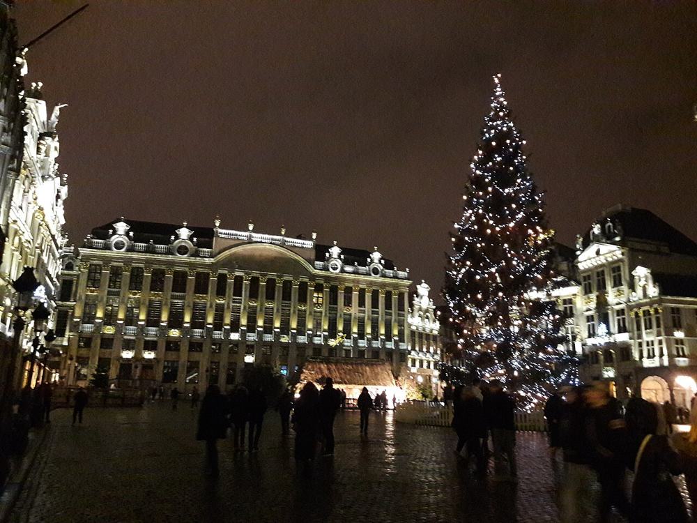 La Grand-Place la sera, con l’albero di Natale