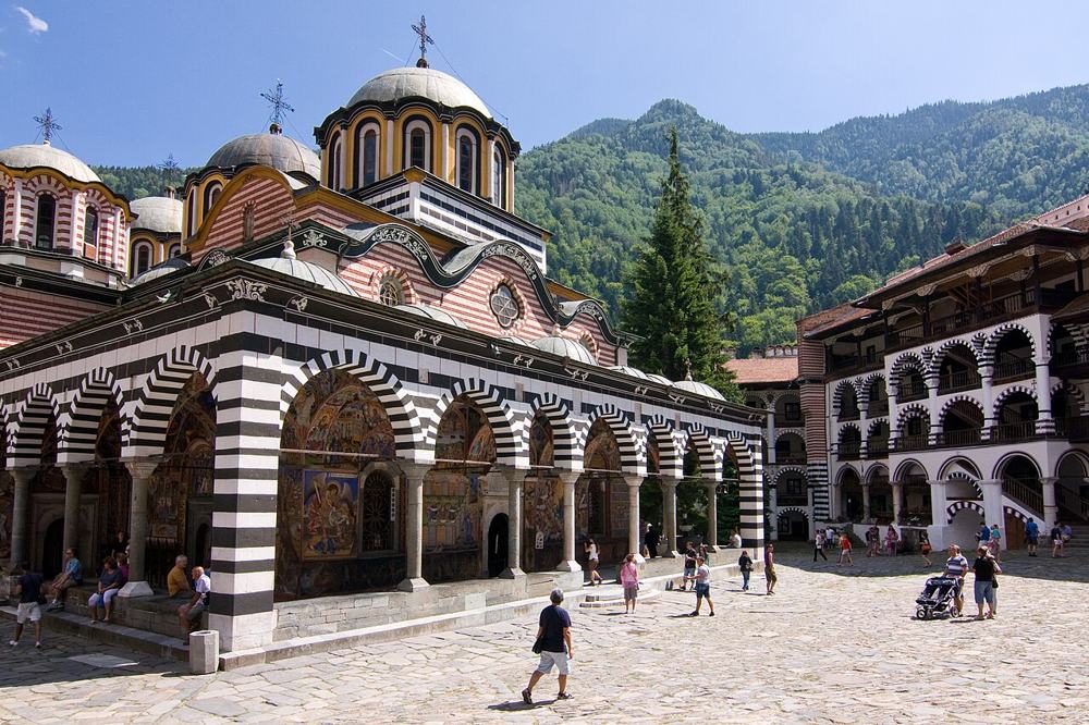 Il monastero di Rila con le arcate a strisce