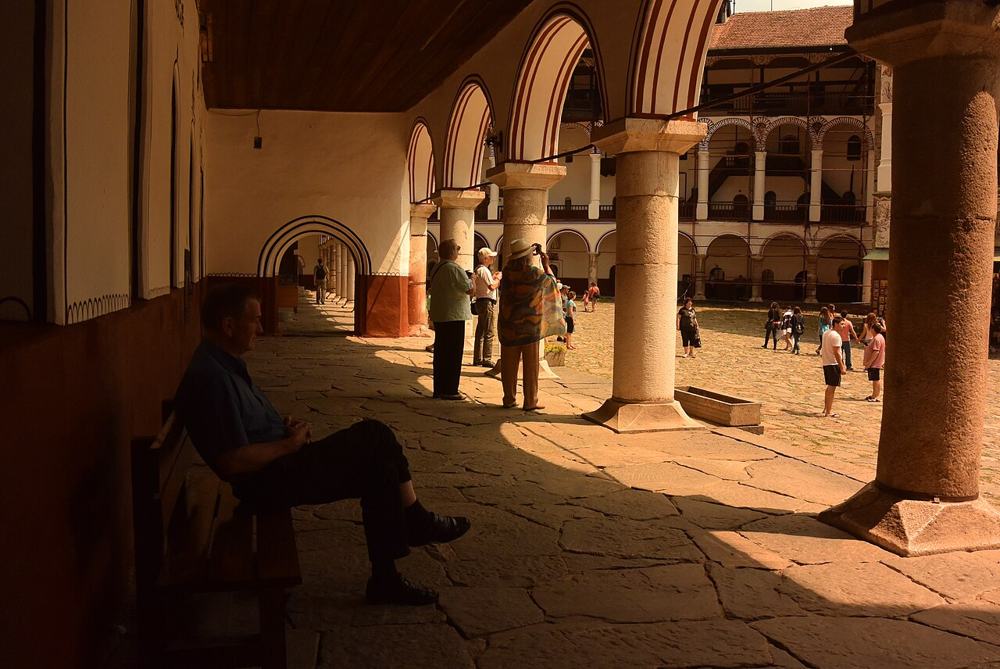 Il porticato del monastero, al fresco