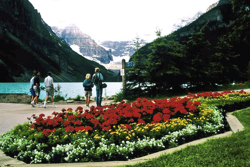 Il lago Louise con le aiuole davanti all’hotel