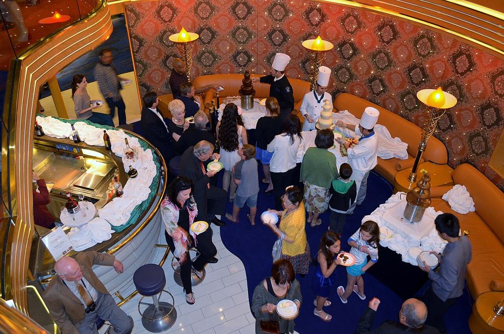 La sala da pranzo piena all’ultima cena