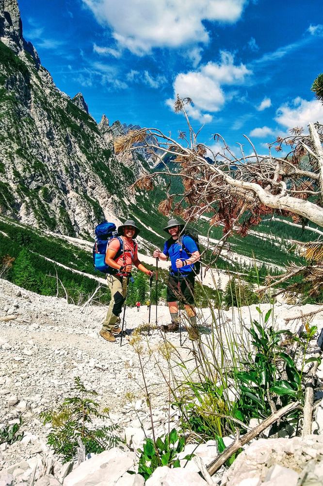 Sul sentiero tra le rocce, con gli zaini