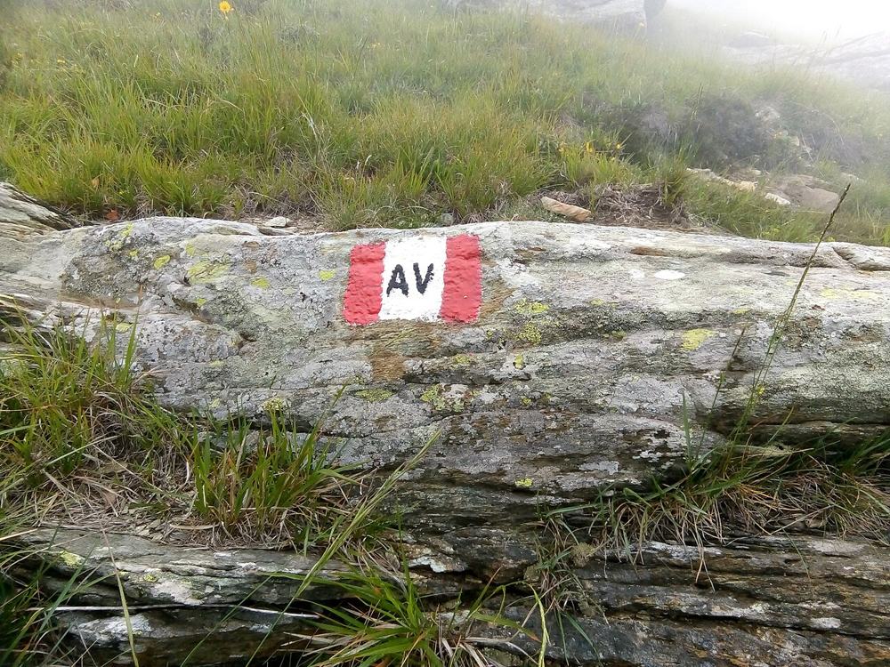 Il segno dell’Alta Via su un sasso