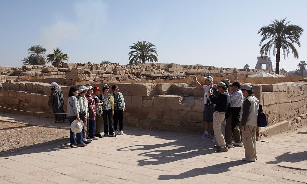 Il gruppo con la guida tra le rovine di Karnak
