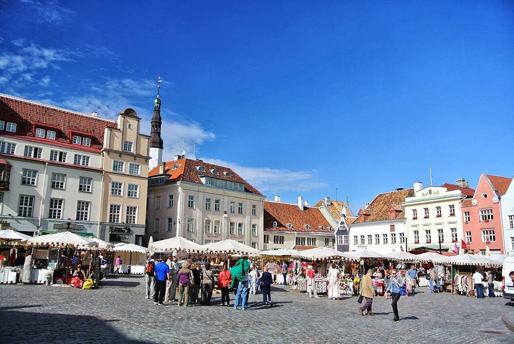 La piazza del municipio di Tallinn con i tavolini all’aperto