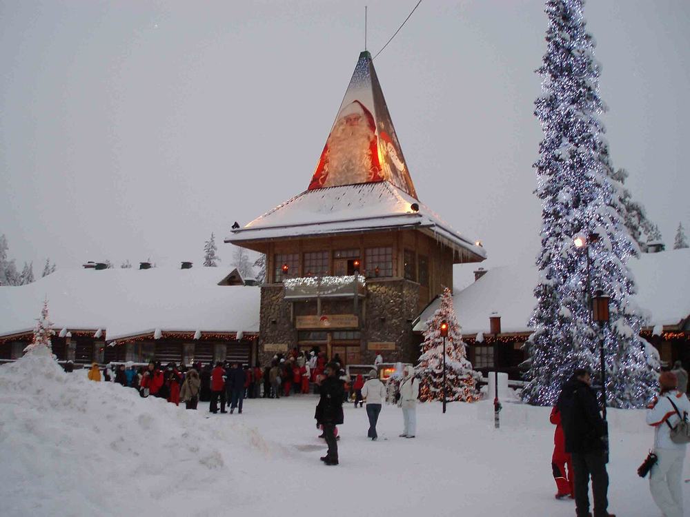 Il villaggio di Babbo Natale sotto la neve, con la fila davanti alla casetta