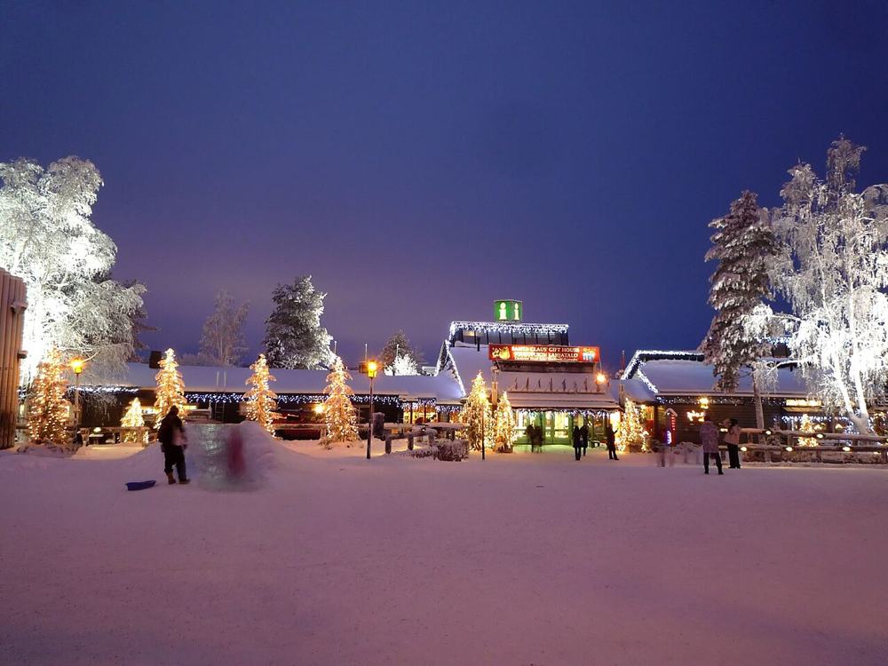 Il villaggio con le luci accese, quando era già buio