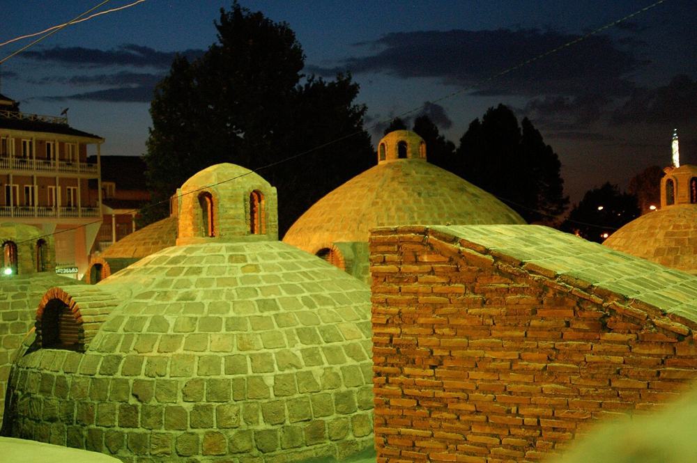 Le cupole dei bagni sulfurei di Tbilisi la sera