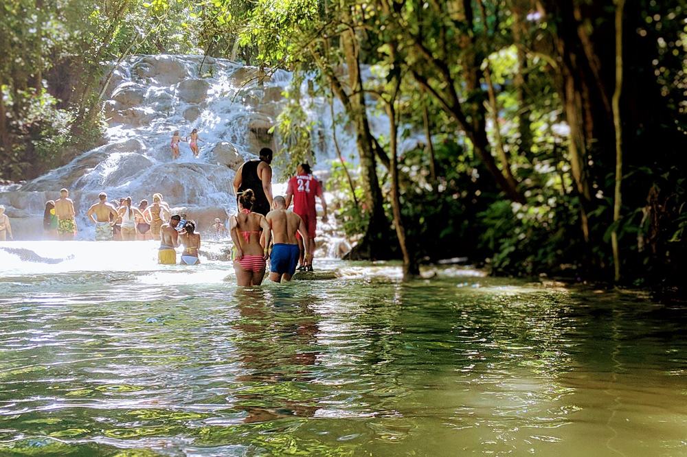 La salita in fila alle cascate di Dunn’s River