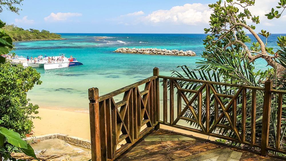 La spiaggia vista dalla terrazza di legno