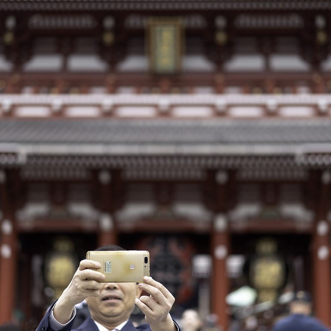 Una visitatrice al tempio Sensō-ji di Tokyo
