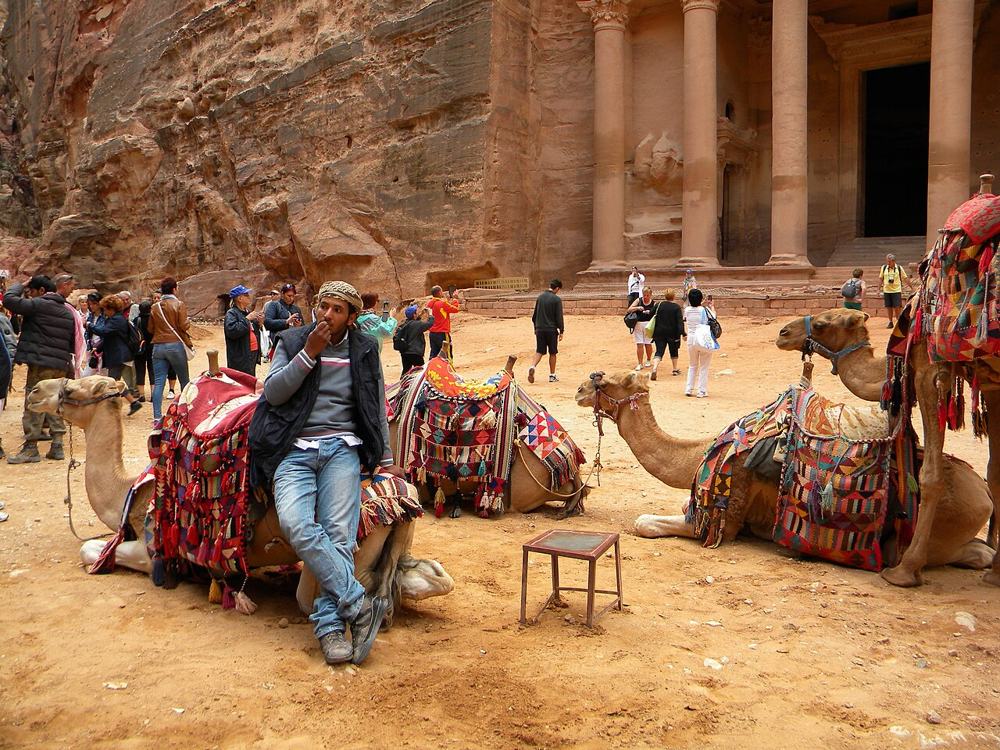 Uno del gruppo appoggiato al cammello, a Petra