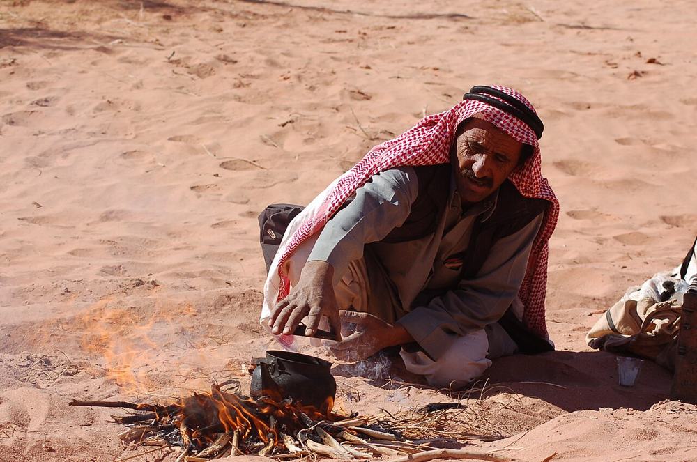 Il caffè sul fuoco al campo del Wadi Rum