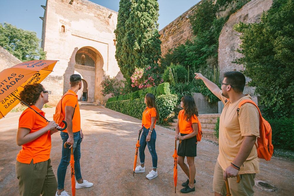Il gruppo dietro la guida all’Alhambra