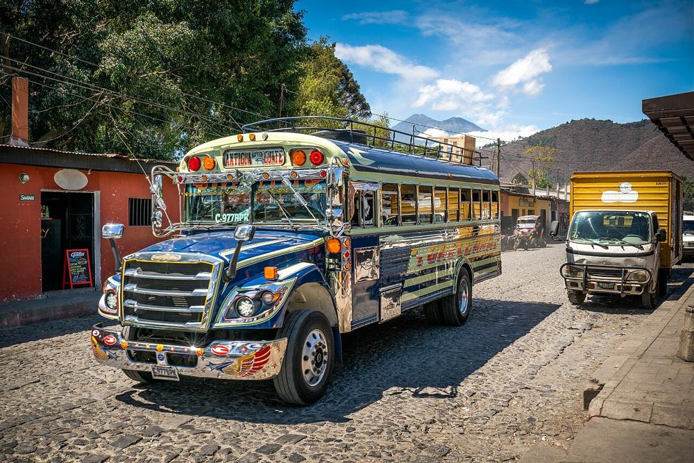 Un chicken bus colorato ad Antigua