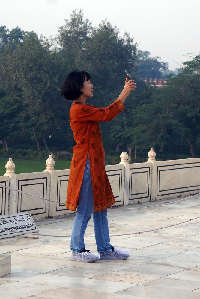 Una ragazza del gruppo davanti al Taj Mahal