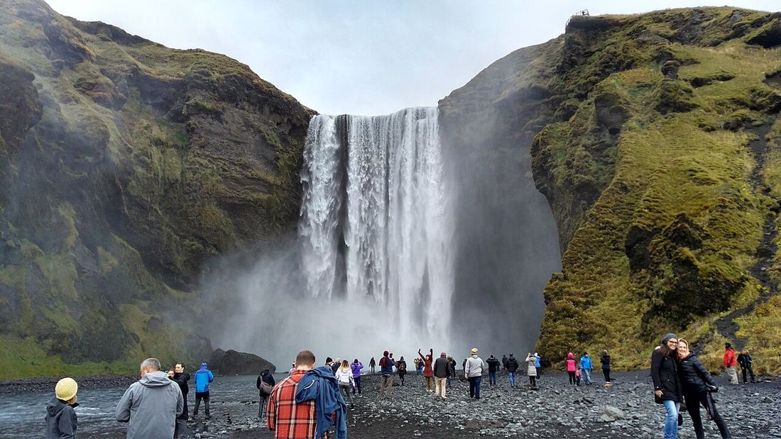 Skógafoss, con la gente sotto per capire quanto è alta