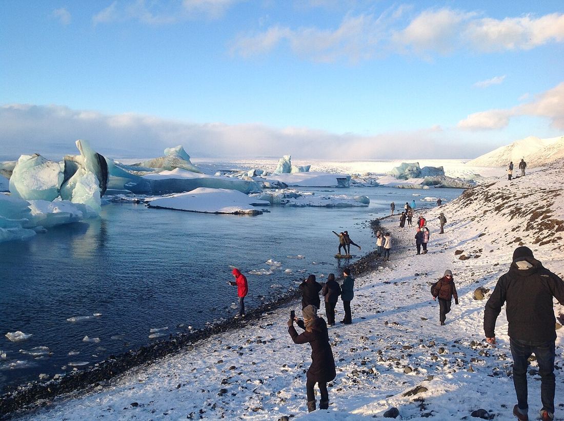 La riva di Jökulsárlón con i blocchi di ghiaccio