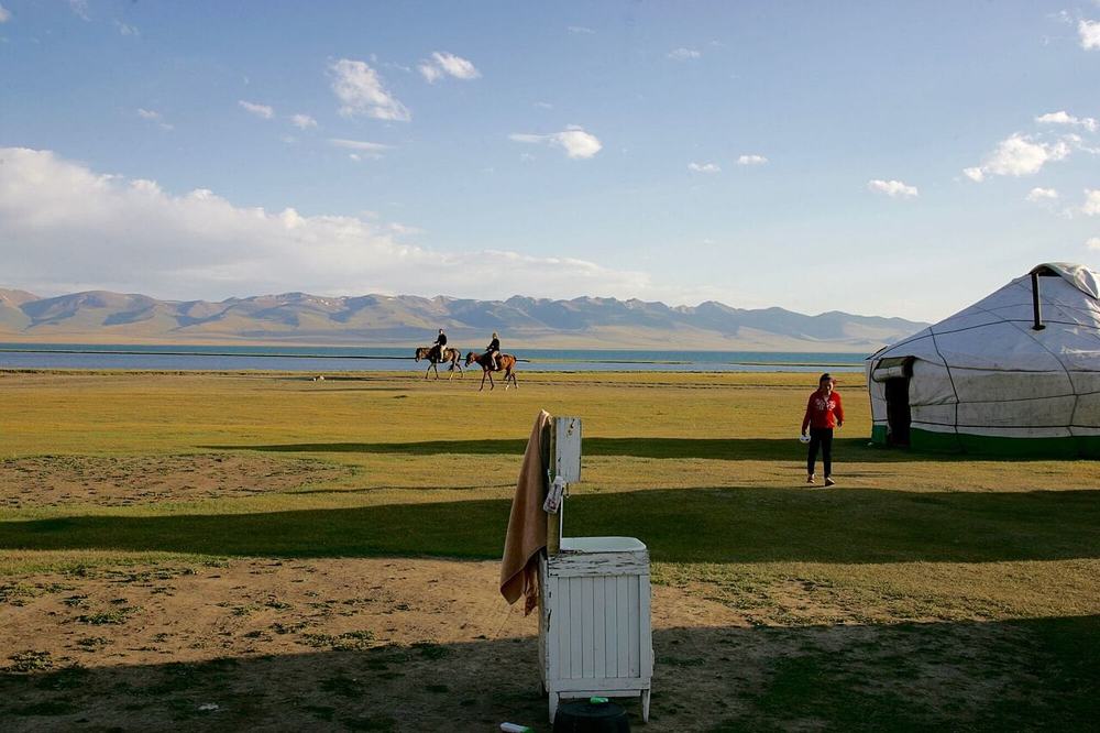 Il prato sul lago Song-Kul, con i cavalli e la yurta