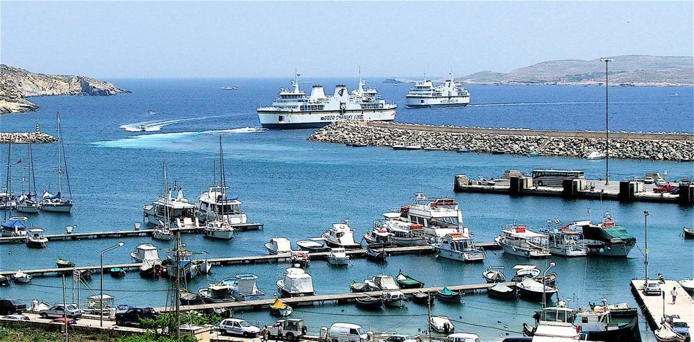 Il porto con le barche e il traghetto per Gozo