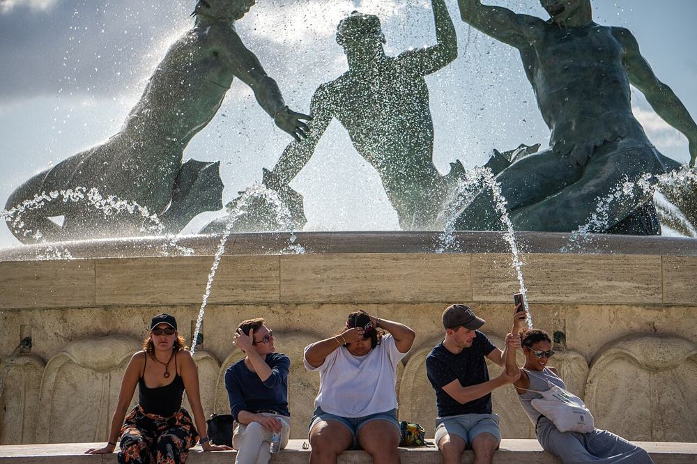 Al fresco sul bordo della fontana dei Tritoni, a Valletta