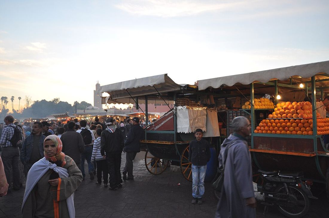 La piazza Jemaa el-Fna a Marrakech la sera