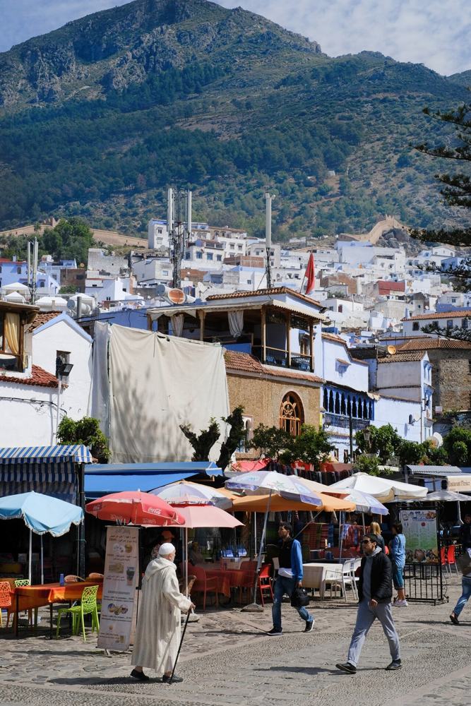 Una via blu di Chefchaouen con le bancarelle