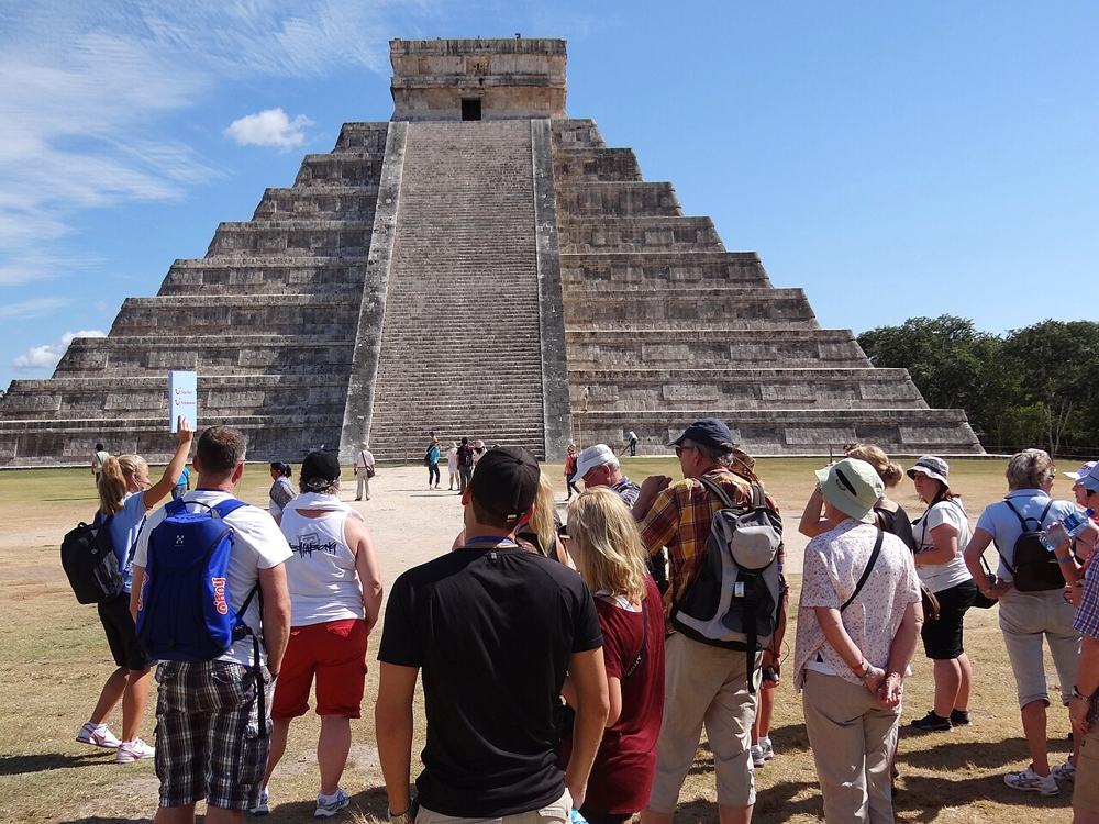 Il nostro gruppo davanti alla piramide