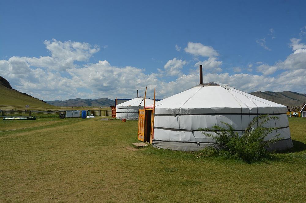 Una ger del campo, con la porta arancione