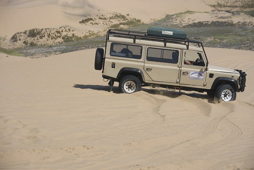 Il fuoristrada sulla duna nel Namib