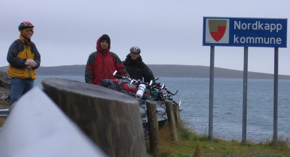 Noi tre al cartello di Capo Nord