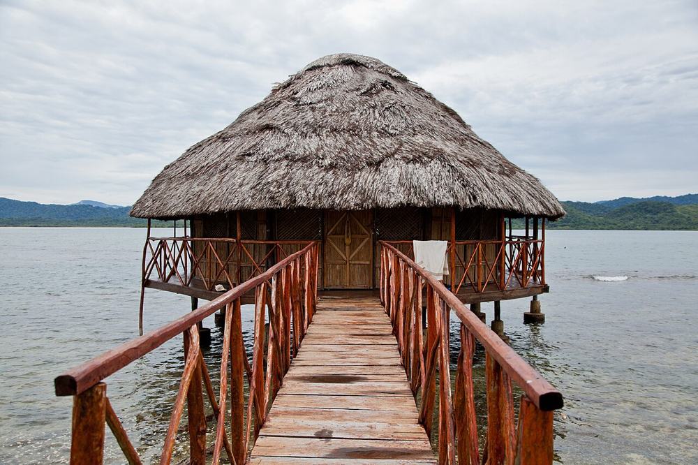 La capanna sul mare, con il pontile di legno