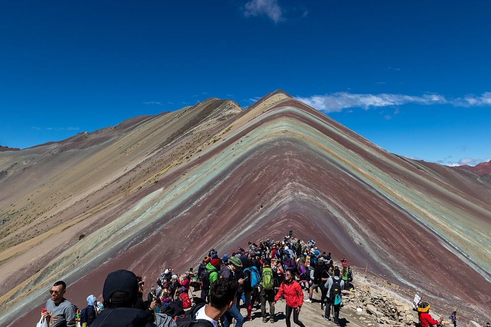 La fila sul sentiero della montagna colorata