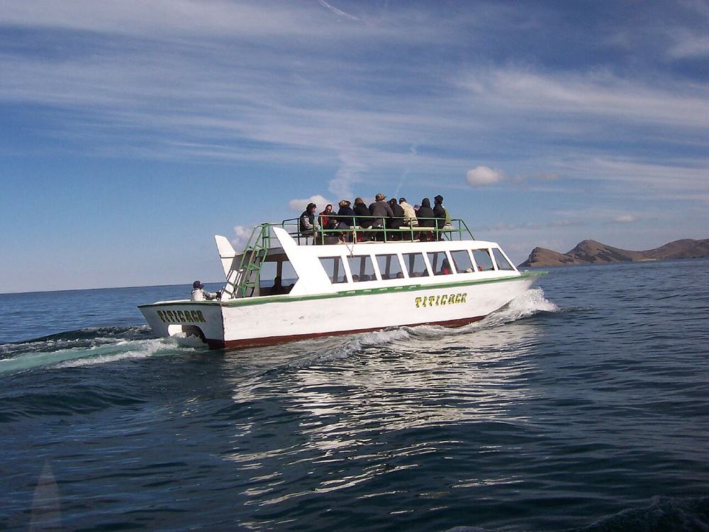 La barca piena di passeggeri sul lago Titicaca
