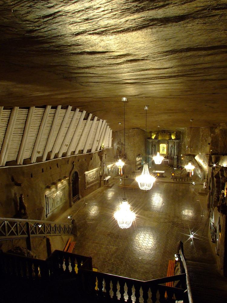 La cappella scavata nel sale a Wieliczka, con i lampadari