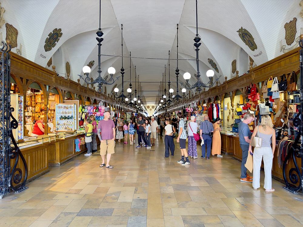 Il mercato coperto del Sukiennice, in piazza del Mercato