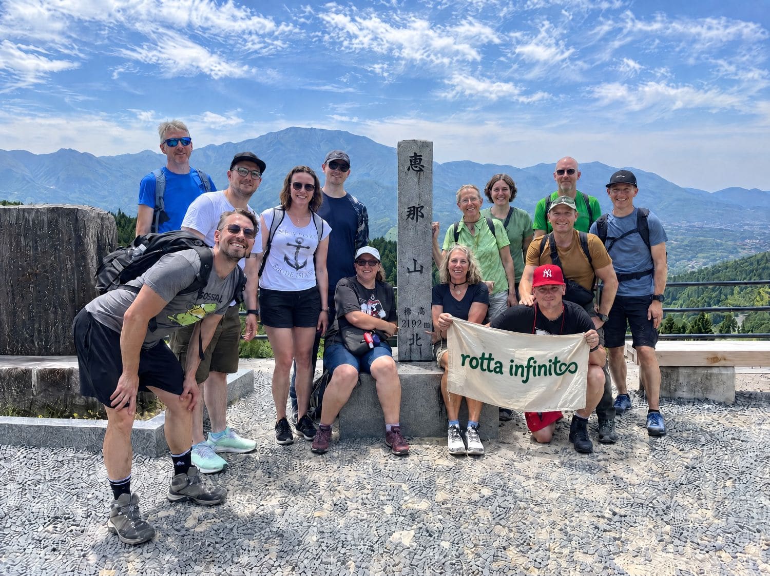 Il gruppo sulla cima del Monte Ena a 2.192 metri, vista sulle montagne