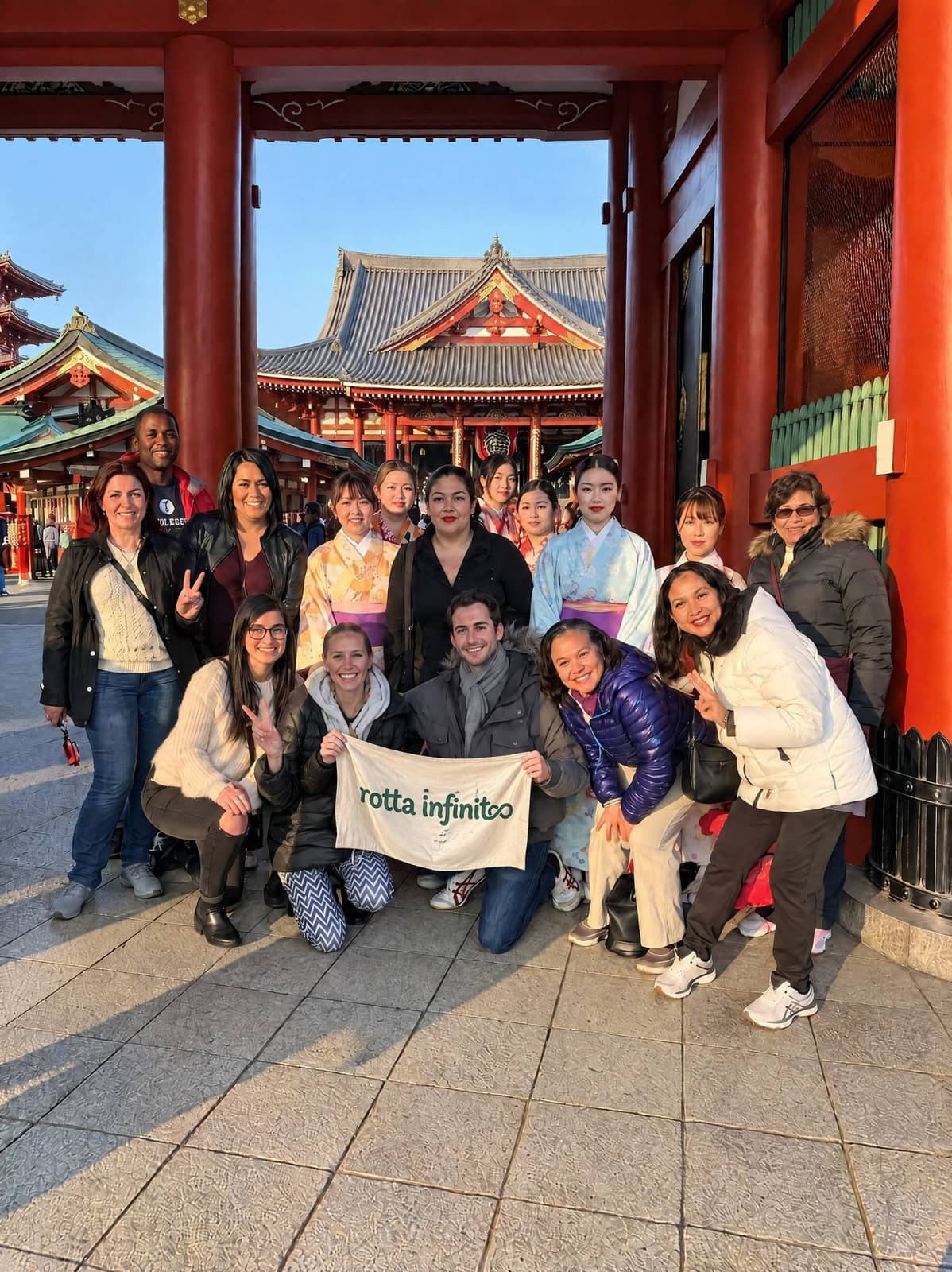 Il gruppo al Senso-ji di Asakusa con ragazze in kimono