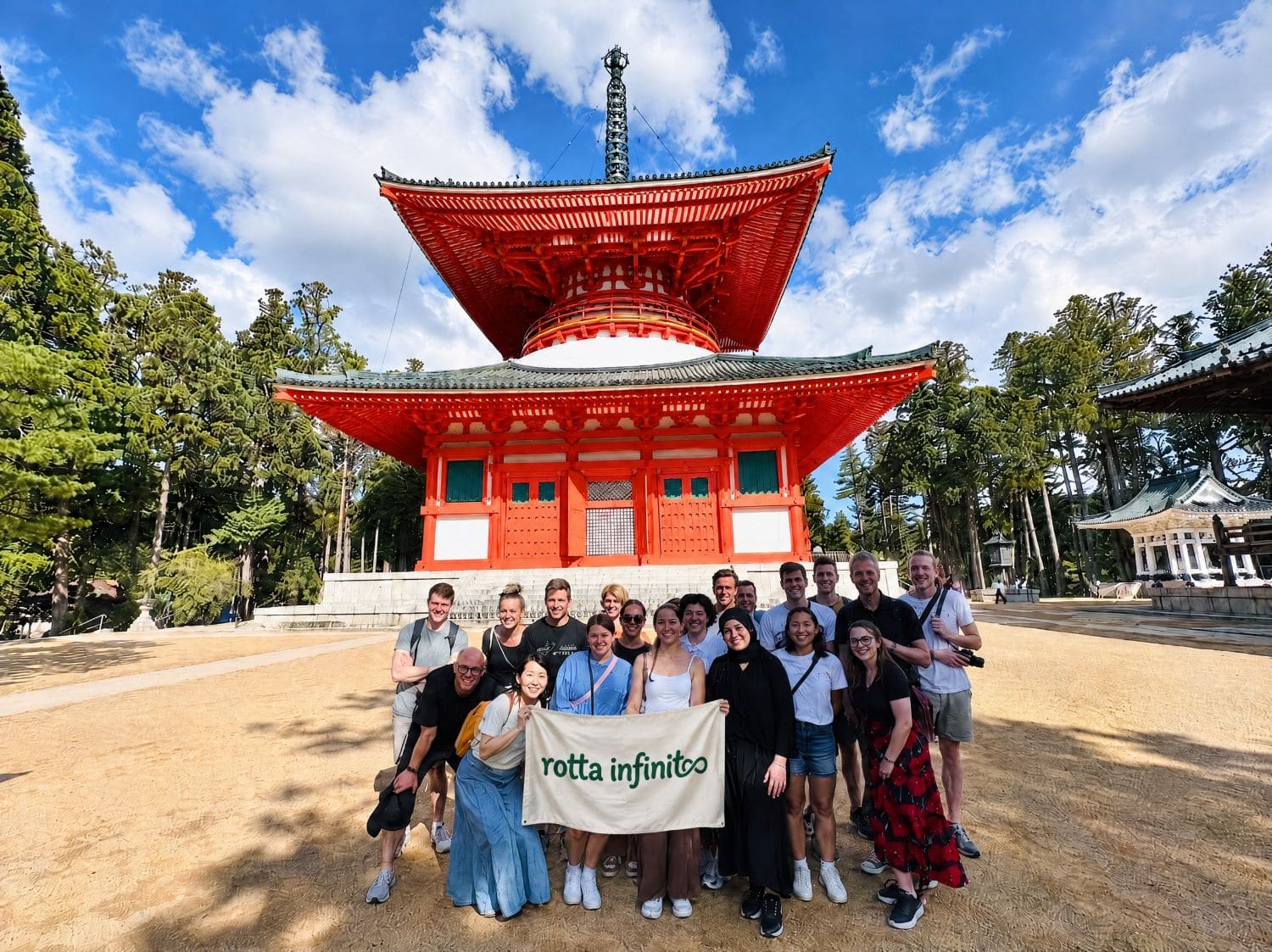 Il gruppo davanti alla pagoda rossa del Koyasan