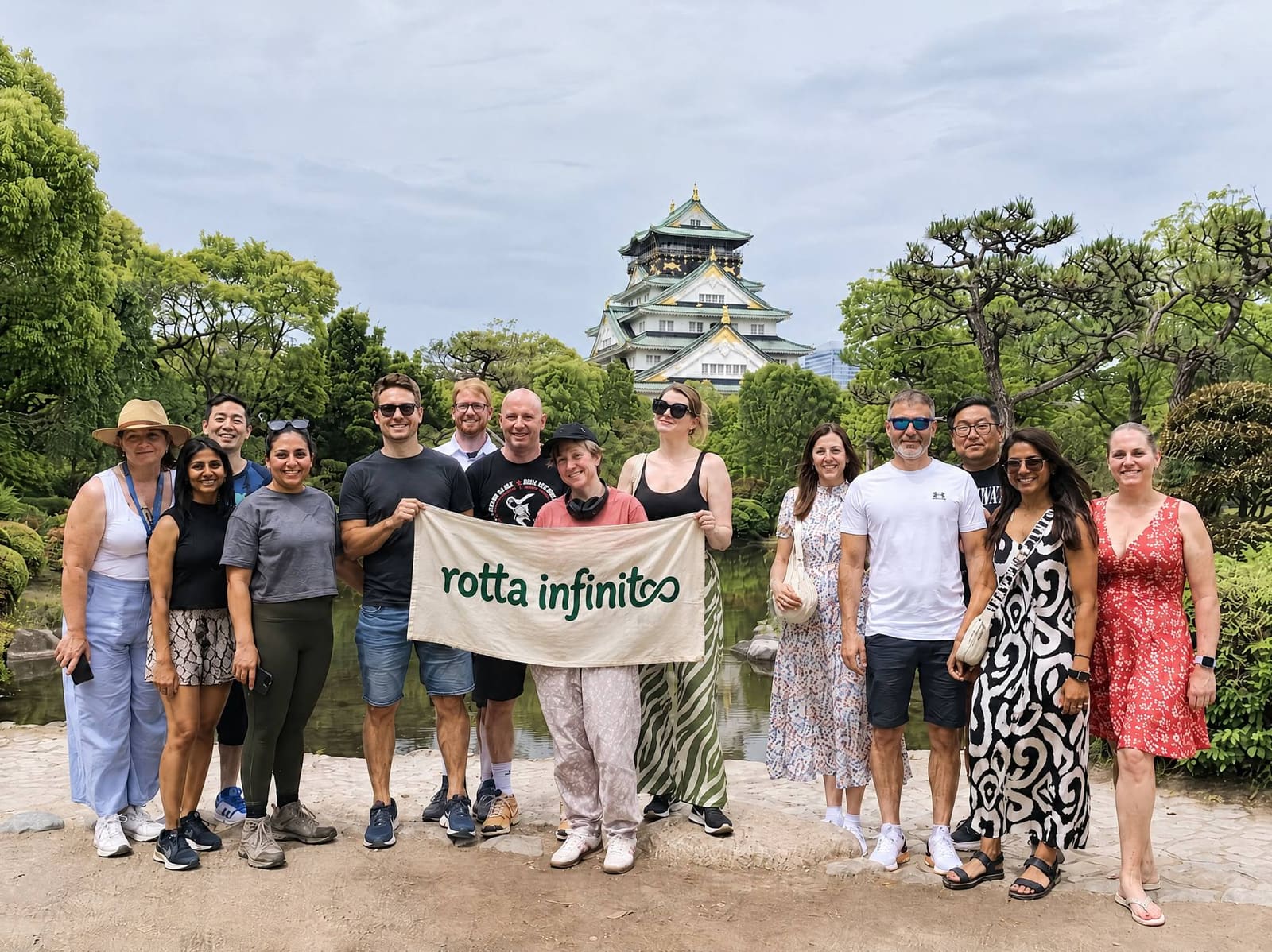 Il gruppo nel giardino del castello di Osaka con il castello sullo sfondo
