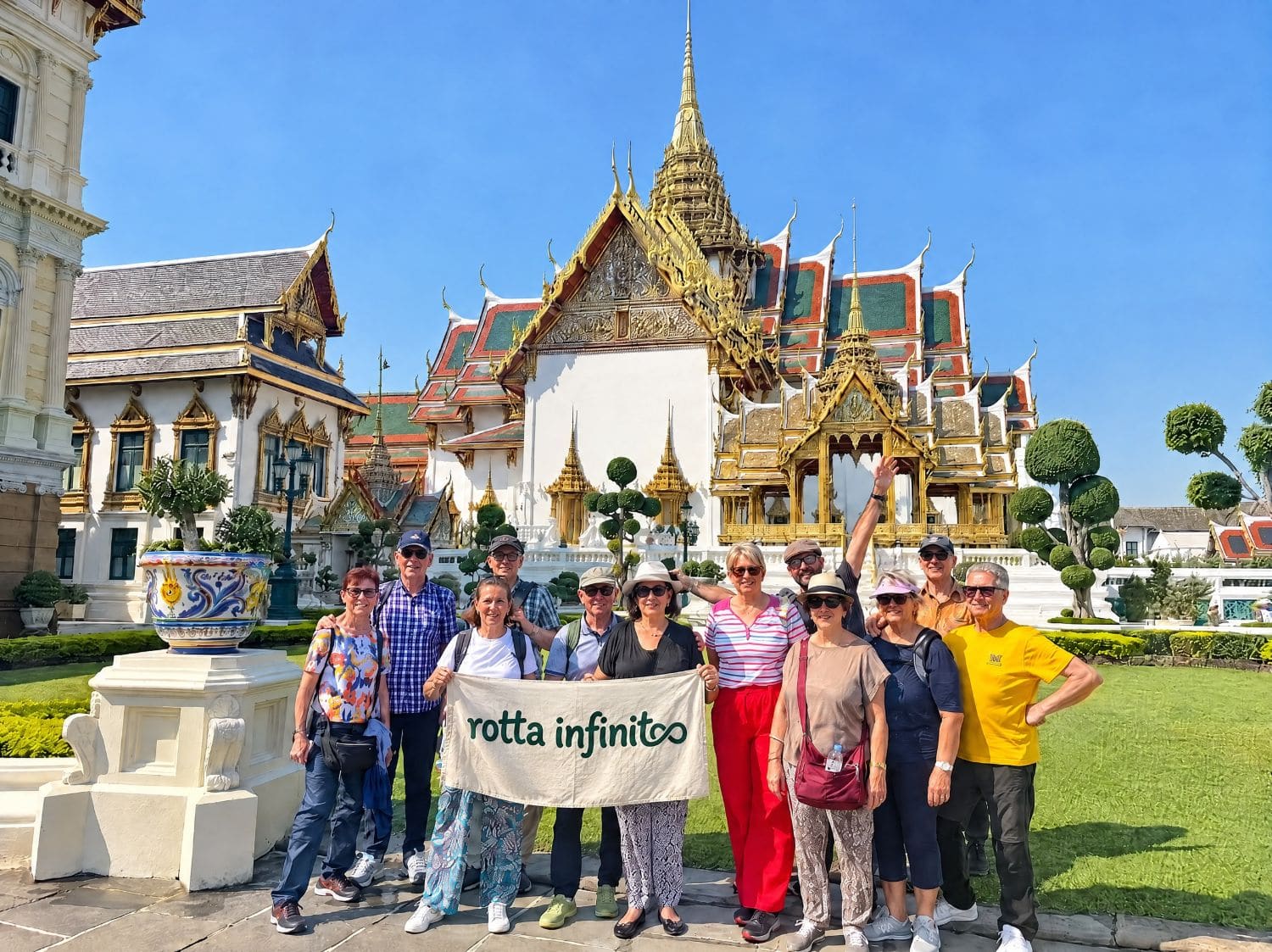 Il nostro gruppo al Grande Palazzo di Bangkok con lo striscione di Rotta Infinito