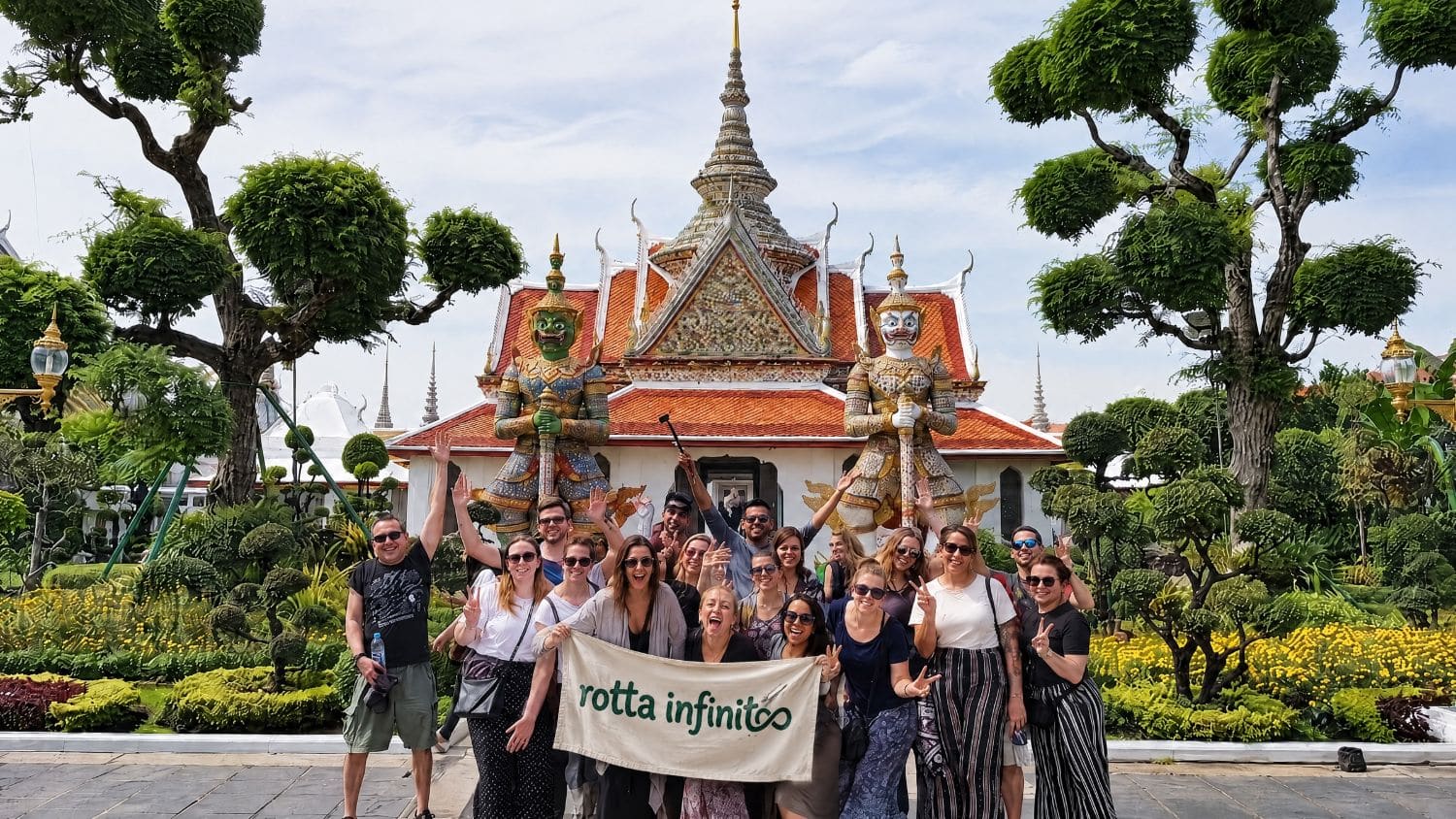 Il gruppo di Rotta Infinito al Wat Arun di Bangkok